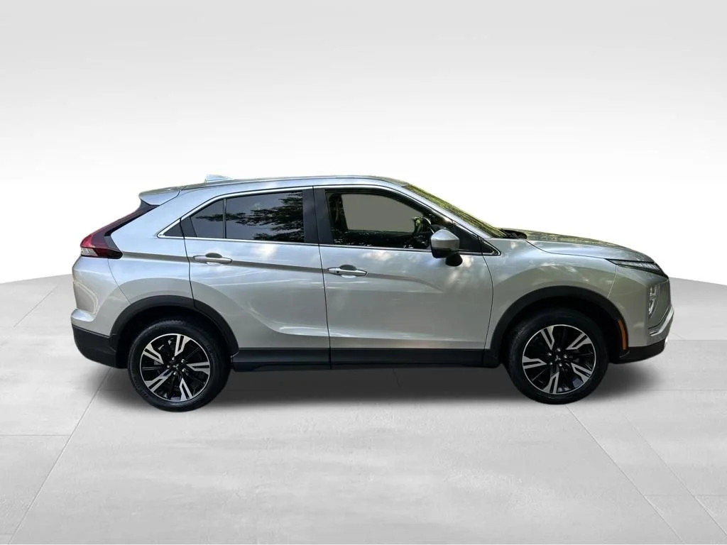Used 2024 Silver Mitsubishi SE image 6