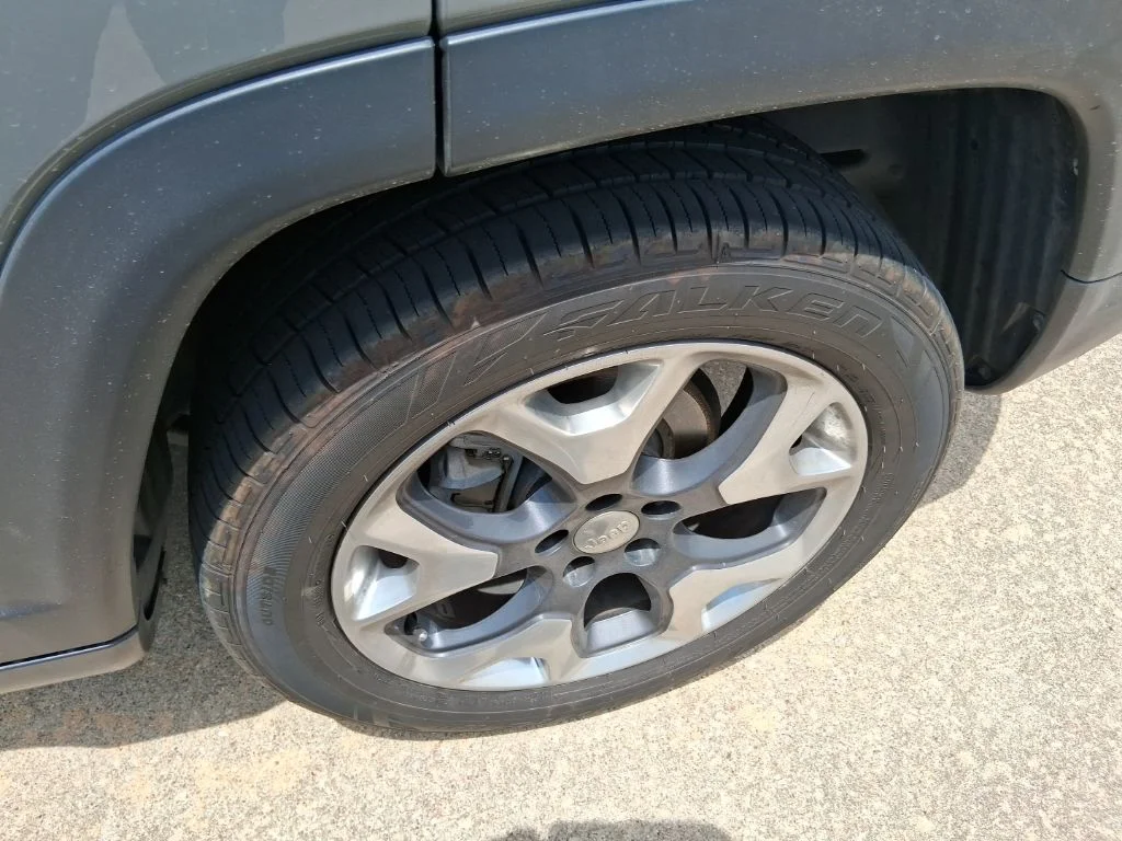 Used 2019 Gray Jeep Limited image 4