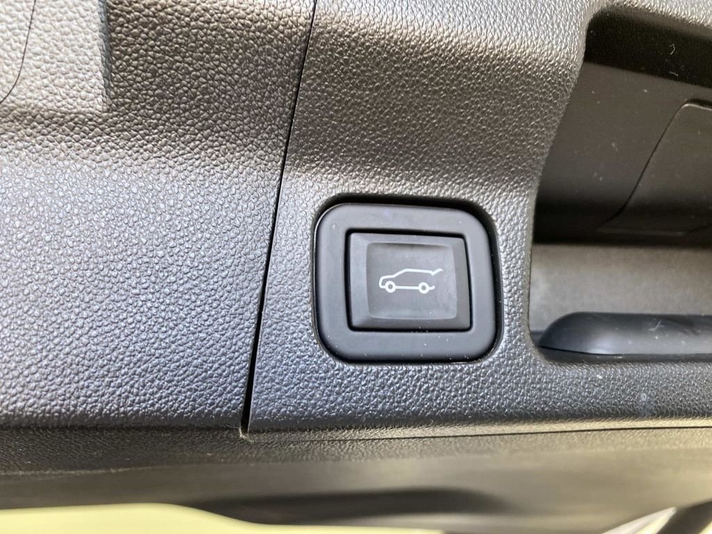 Used 2023 White GMC SLE image 9