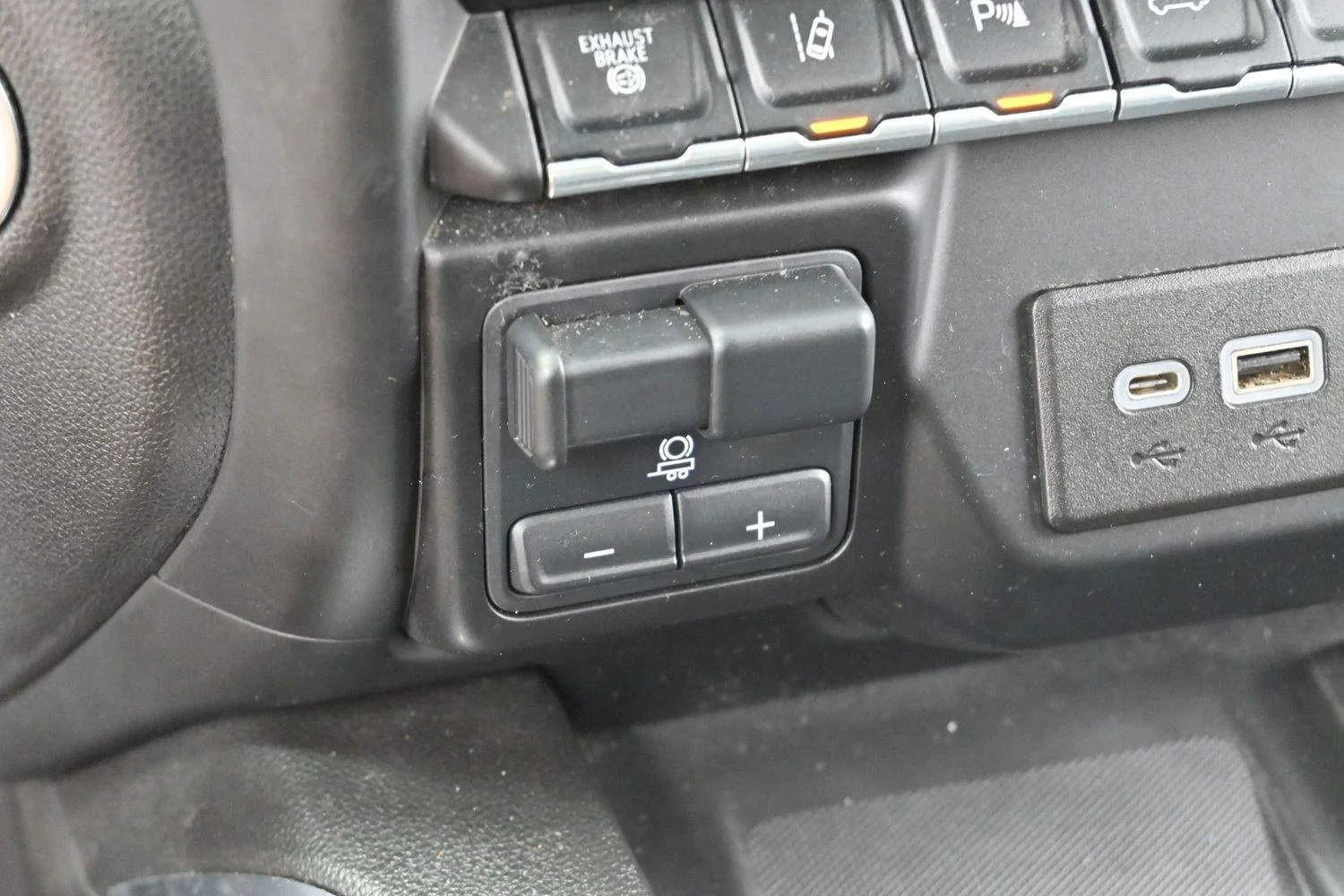 Used 2022 White Frost Tricoat GMC Denali image 26
