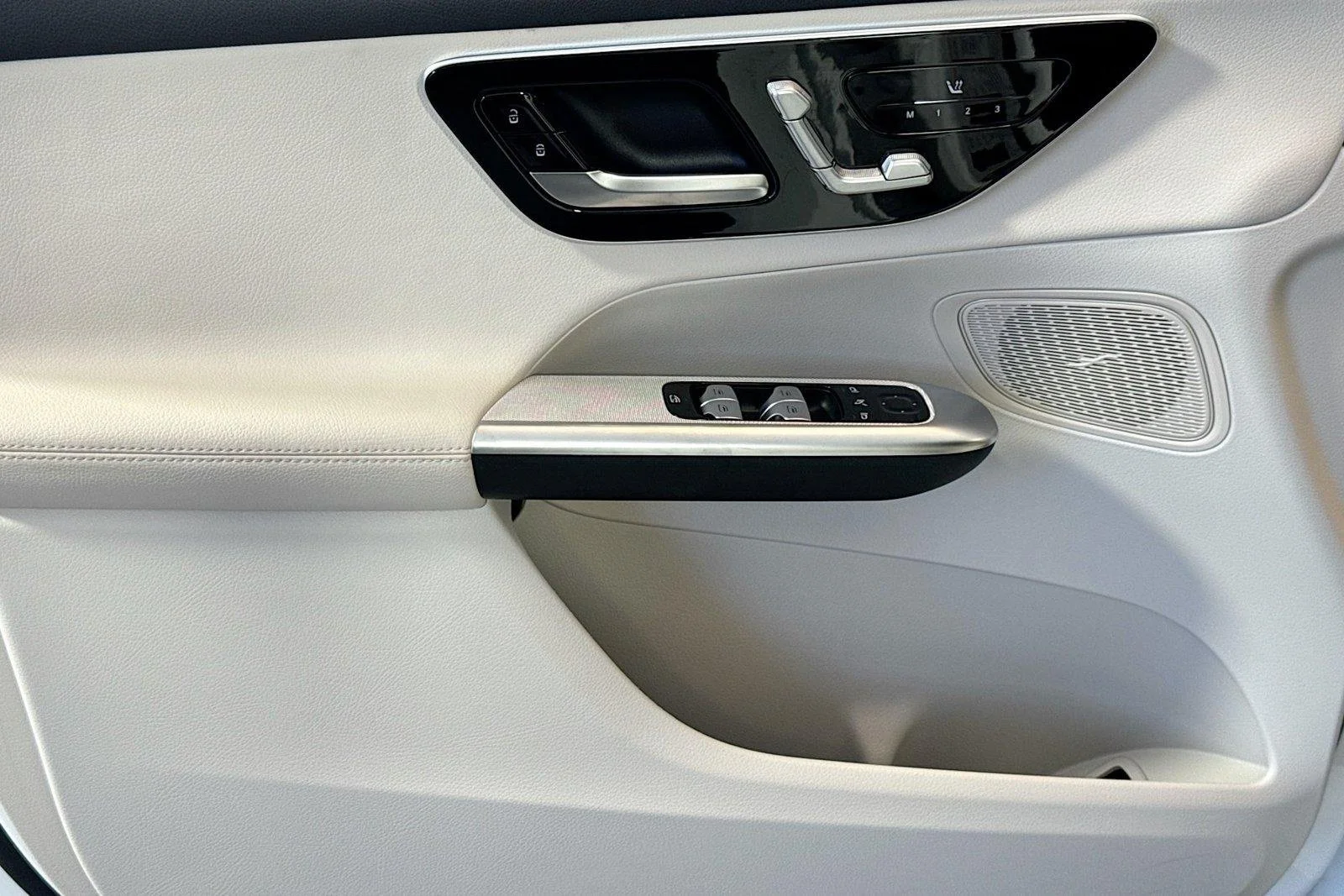 Used 2026 Polar White Mercedes-Benz GLC 300 image 17