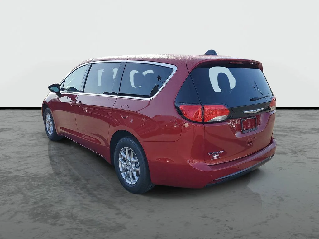 2025 Chrysler Voyager LX - Photo 3
