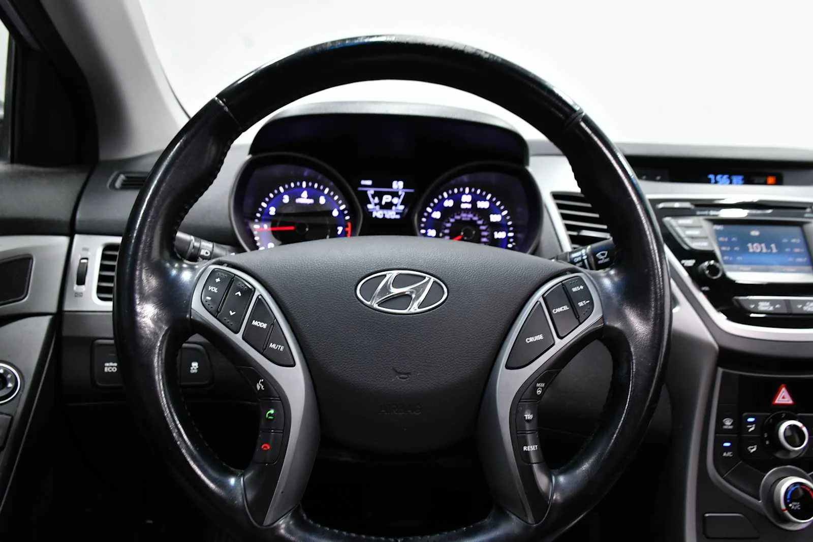 Used 2015 Shale Gray Metallic Hyundai SE image 15