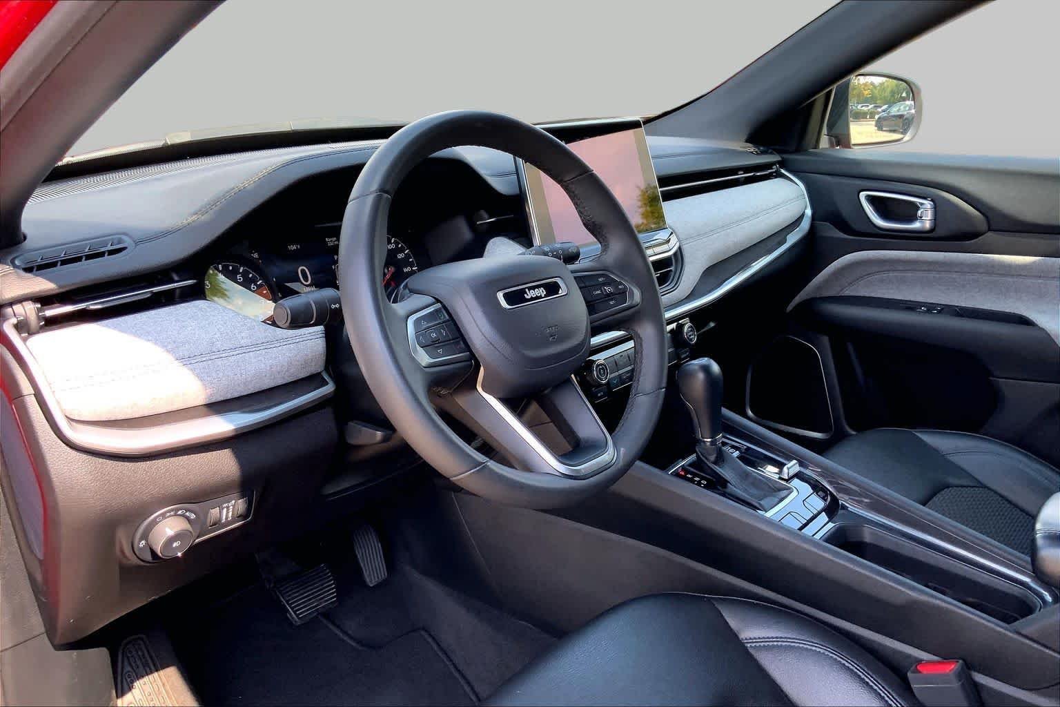 Used 2024 Red Hot Pearlcoat Jeep Latitude image 17