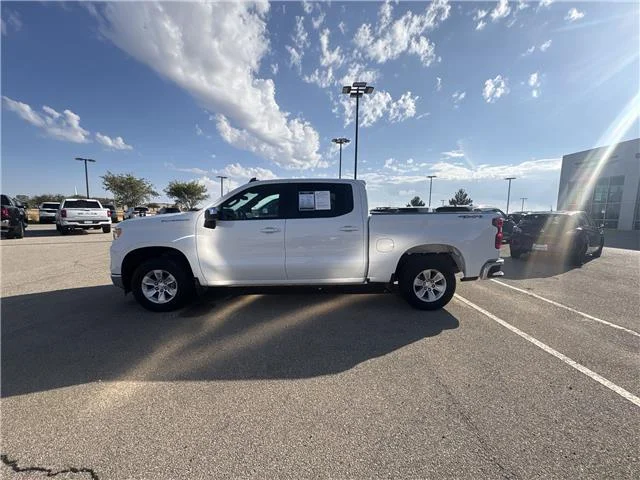 Used 2025 Summit White Chevrolet LT w/1LT 4x4 Crew Cab 5.75 ft. box 147.4 in. WB image 4