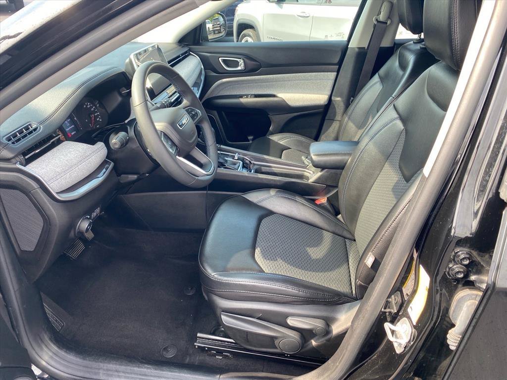 Used 2022 Diamond Black Crystal Pearlcoat Jeep Latitude image 9