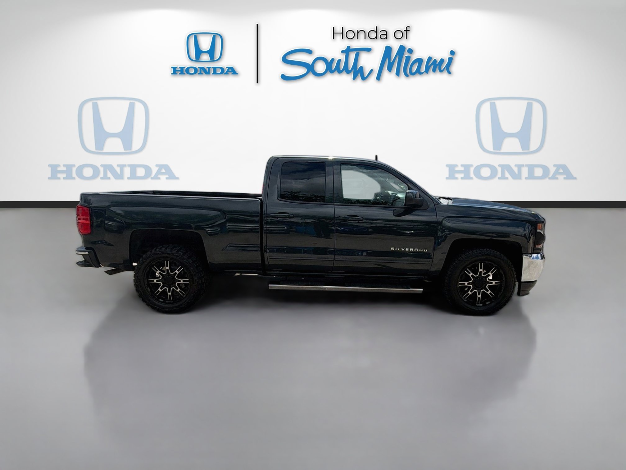 Used 2018 Graphite Metallic Chevrolet LT image 8