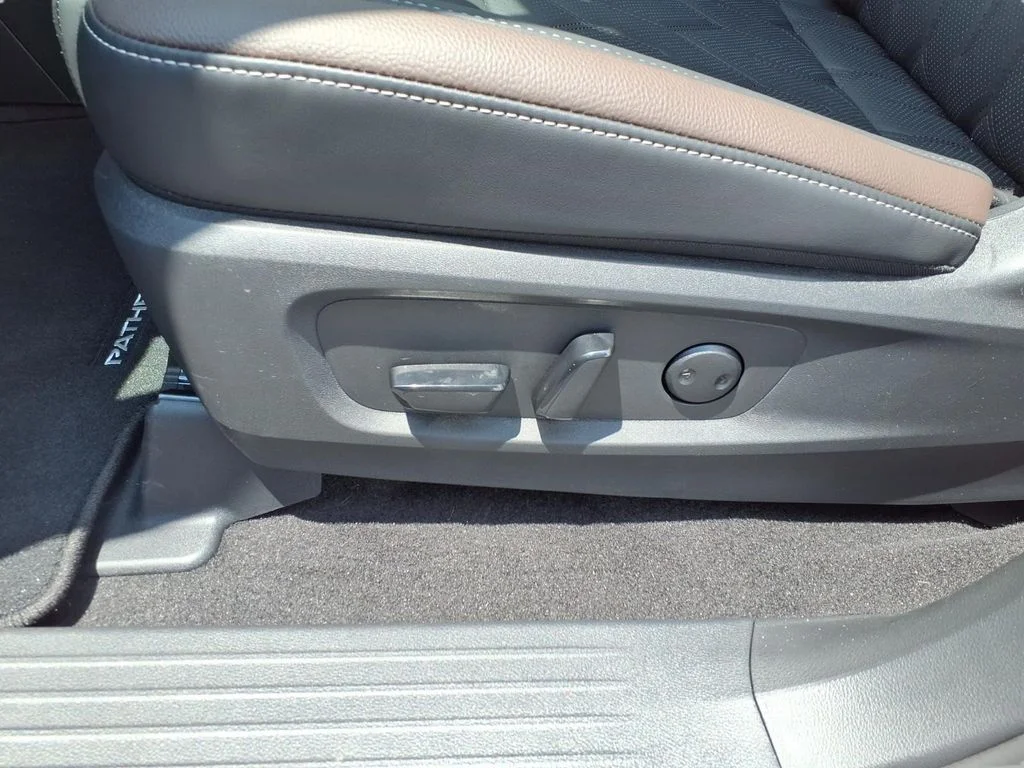 New 2026 Everest White Pearl TriCoat Nissan Platinum image 21