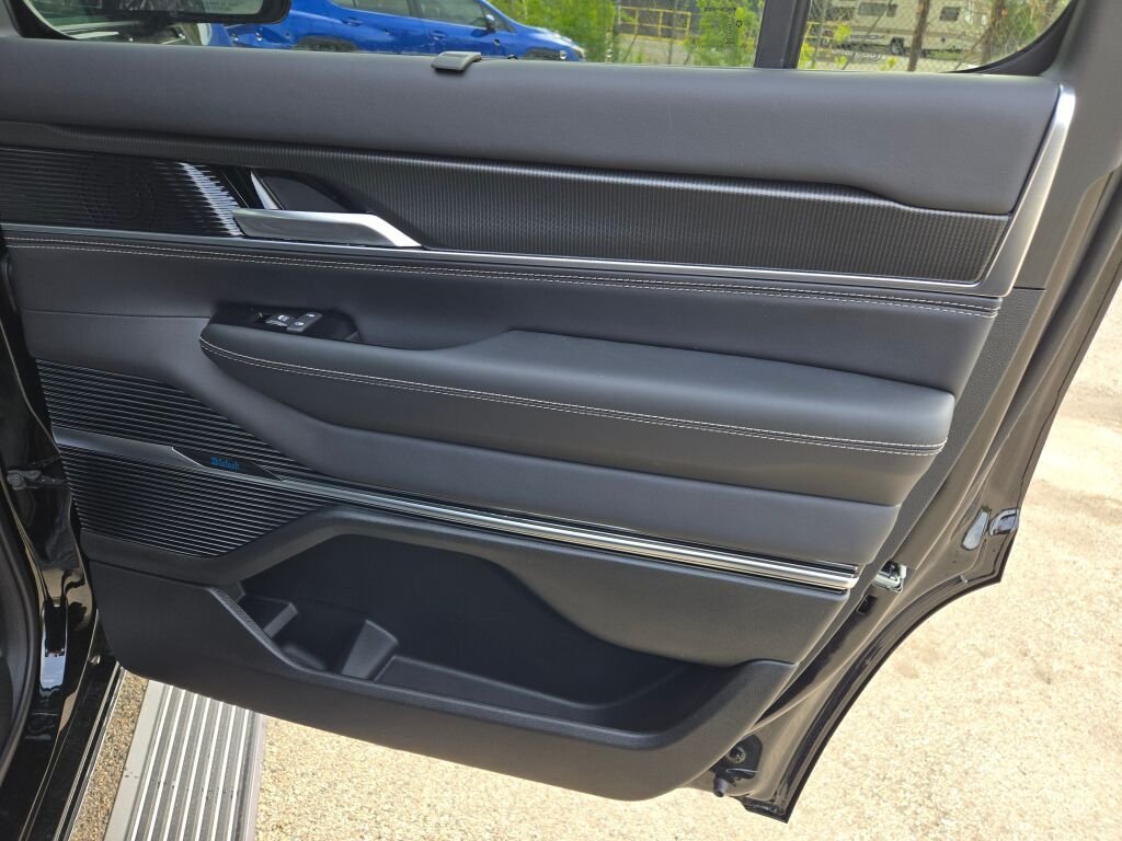 New 2026 High Gloss Black Exterior Paint Jeep Summit Obsidian image 9