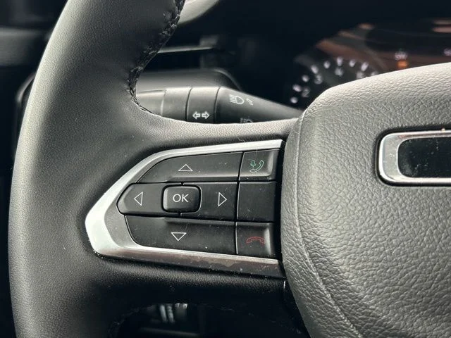 Used 2025 Silver Jeep Latitude image 39