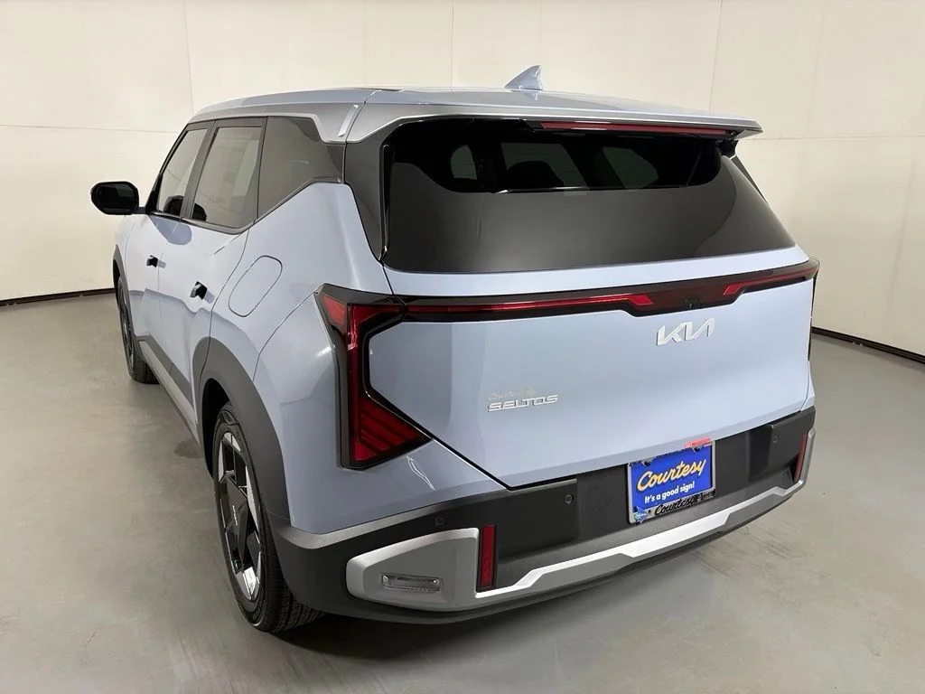 New 2027 Pale Gray Kia S image 6