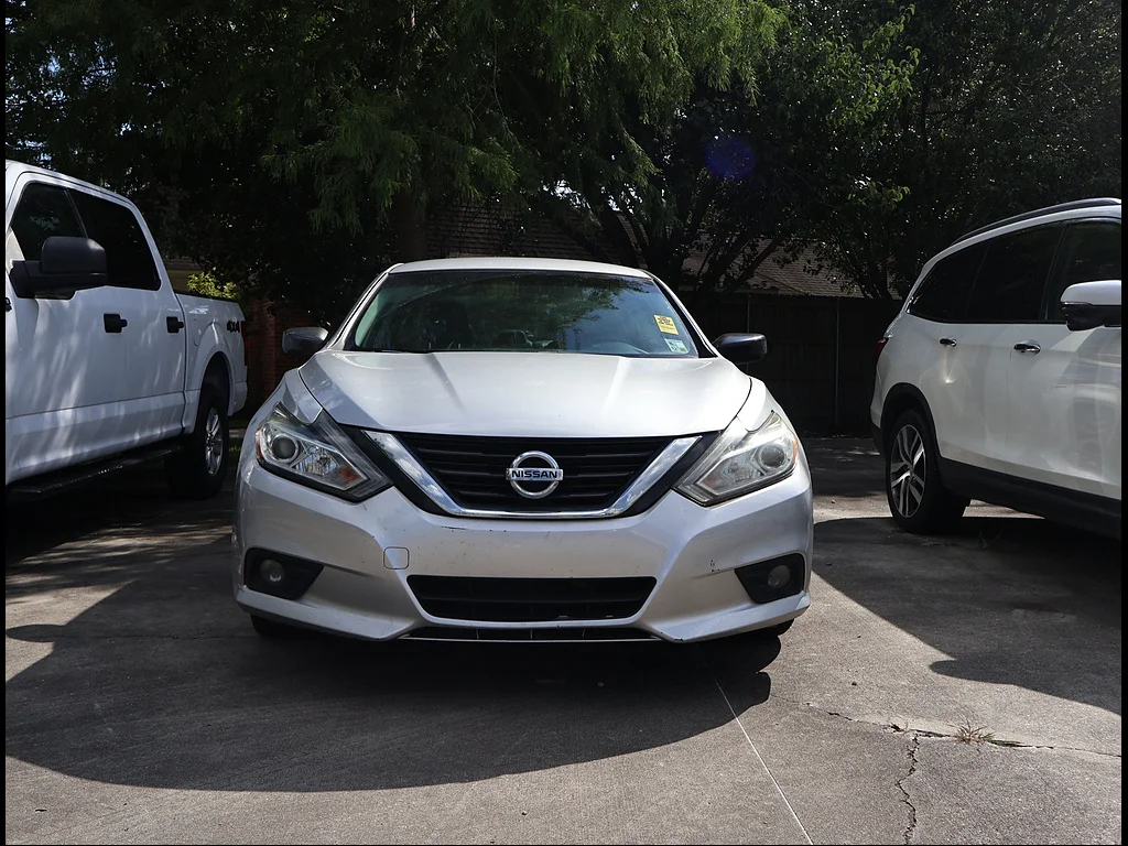 Used 2018 Brilliant Silver Nissan 2.5 S image 2