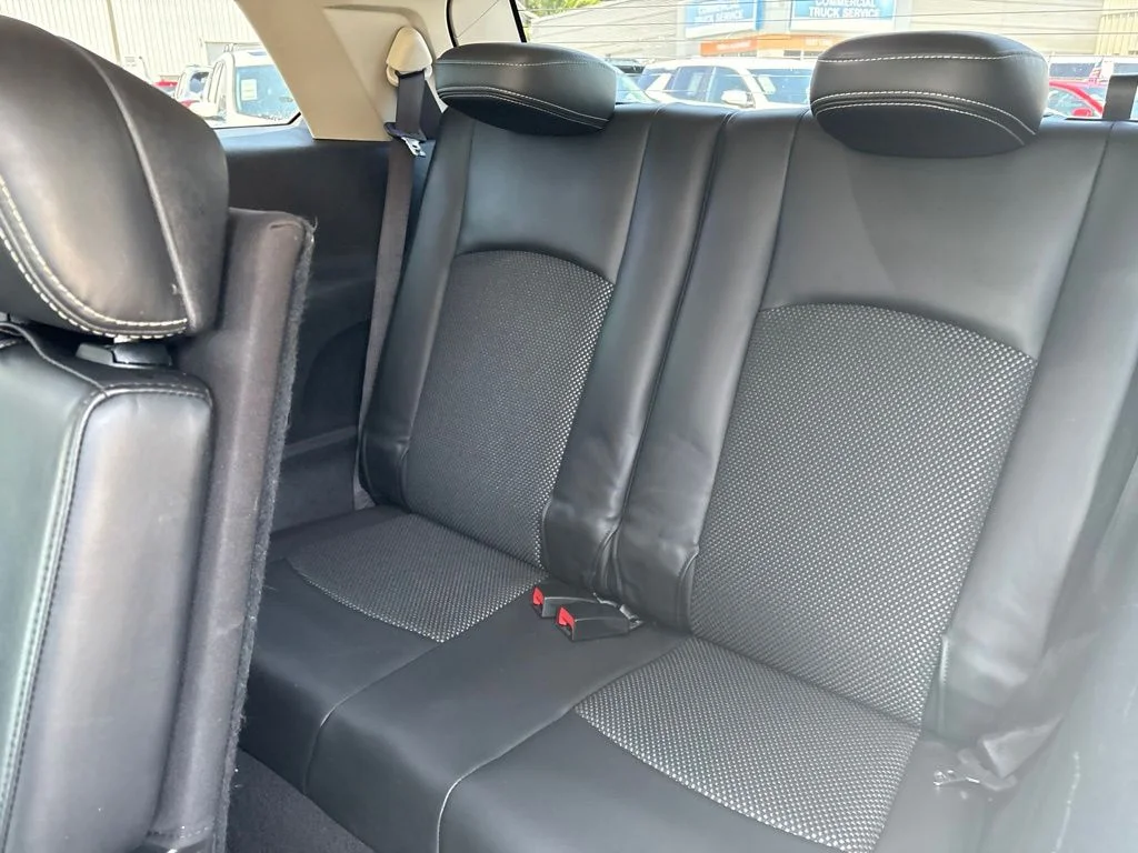 Used 2015 White Dodge Crossroad image 25
