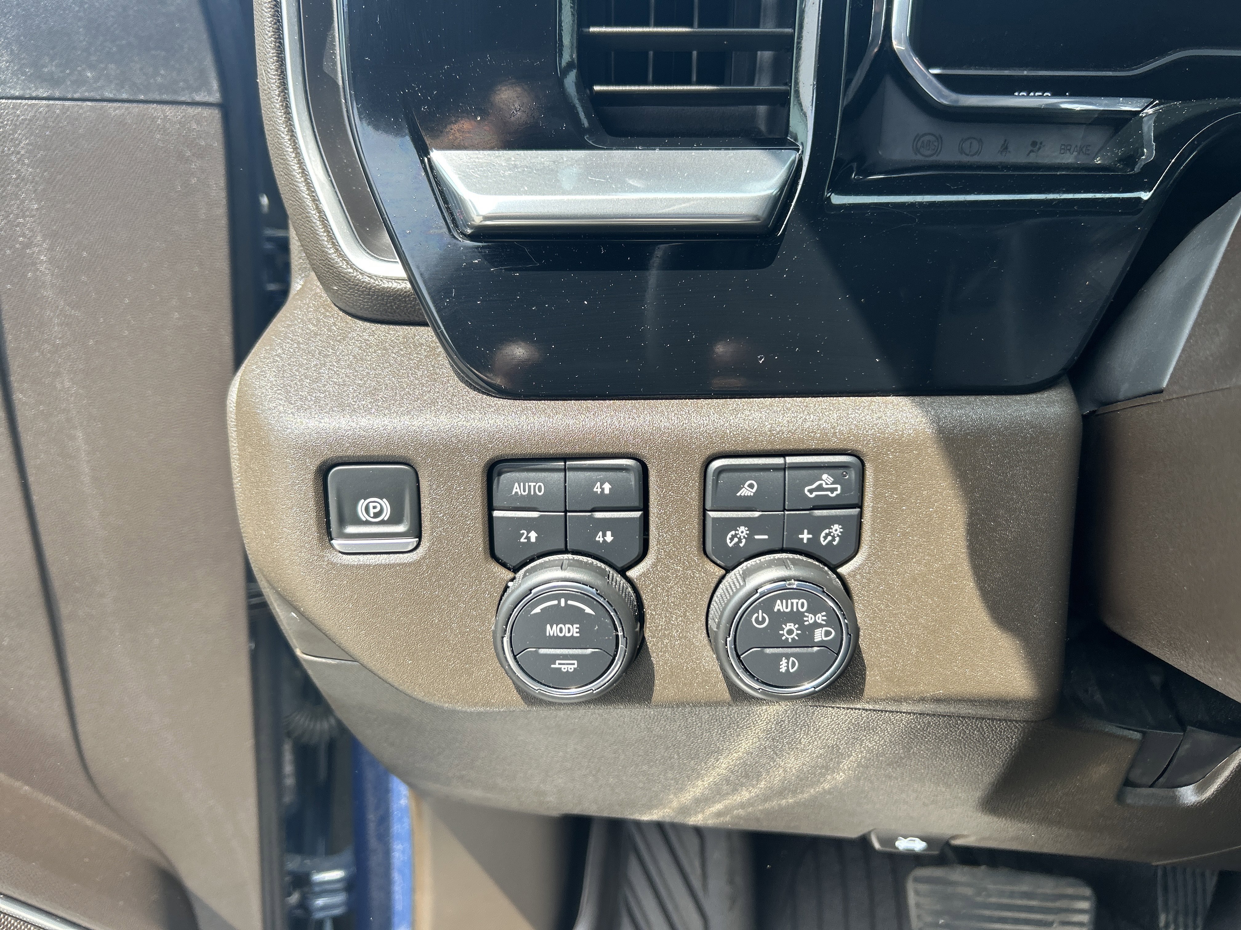 Used 2025 Lakeshore Blue Metallic Chevrolet LT image 13