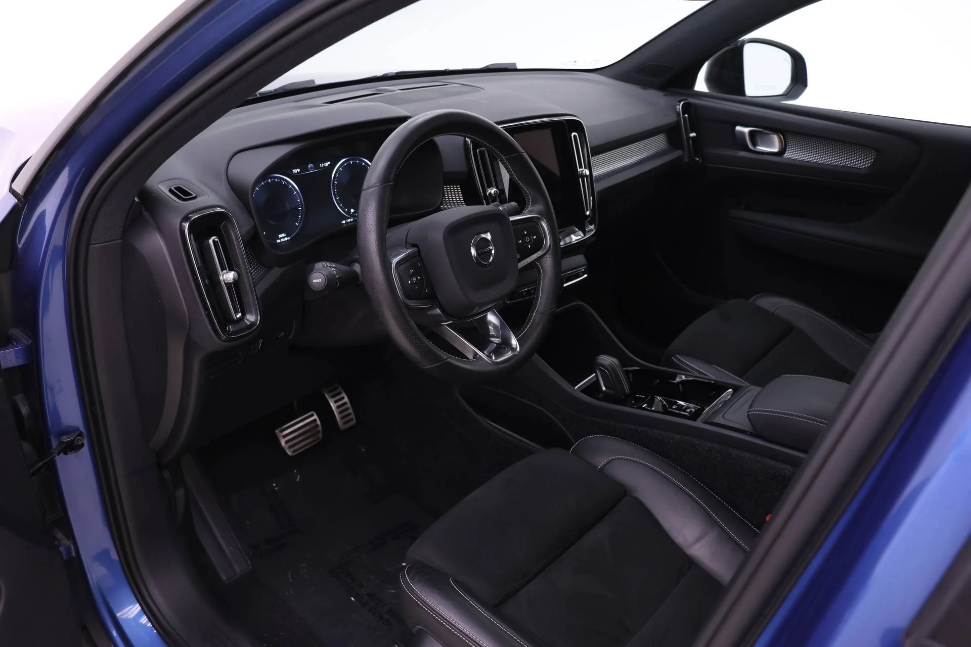 Used 2021 Blue Volvo R-Design image 6