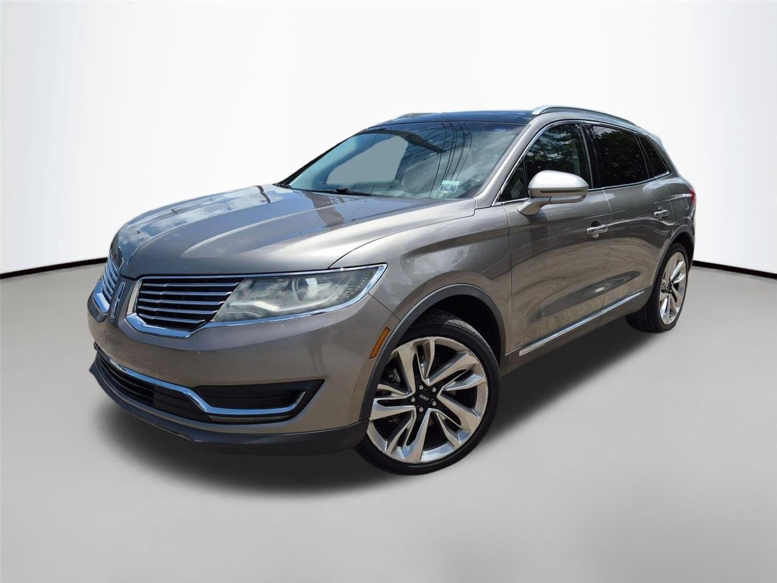 Used 2017 Palladium White Gold Metallic Lincoln Reserve image 1