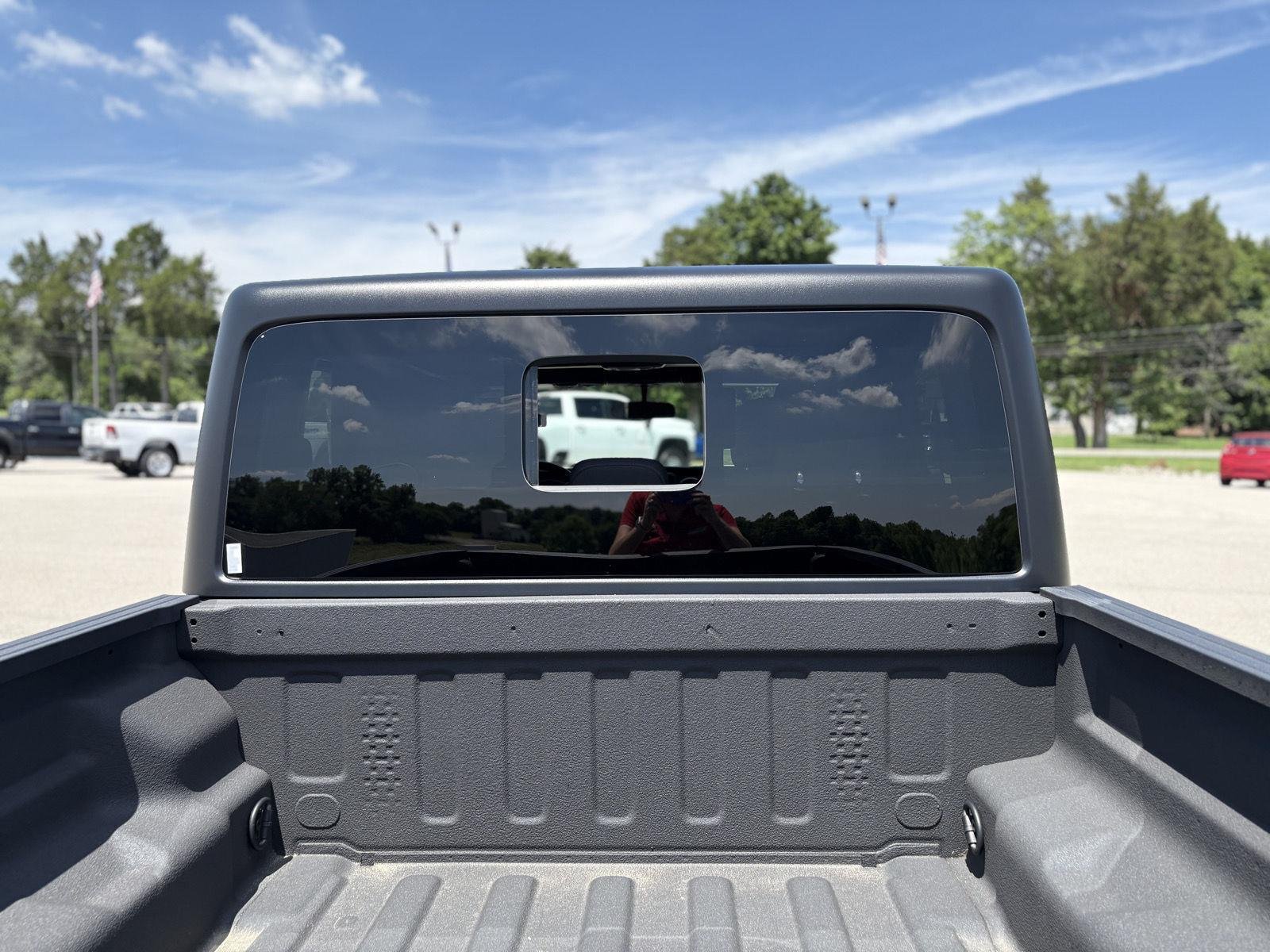 Used 2022 Granite Crystal Metallic Clearcoat Jeep Willys image 22
