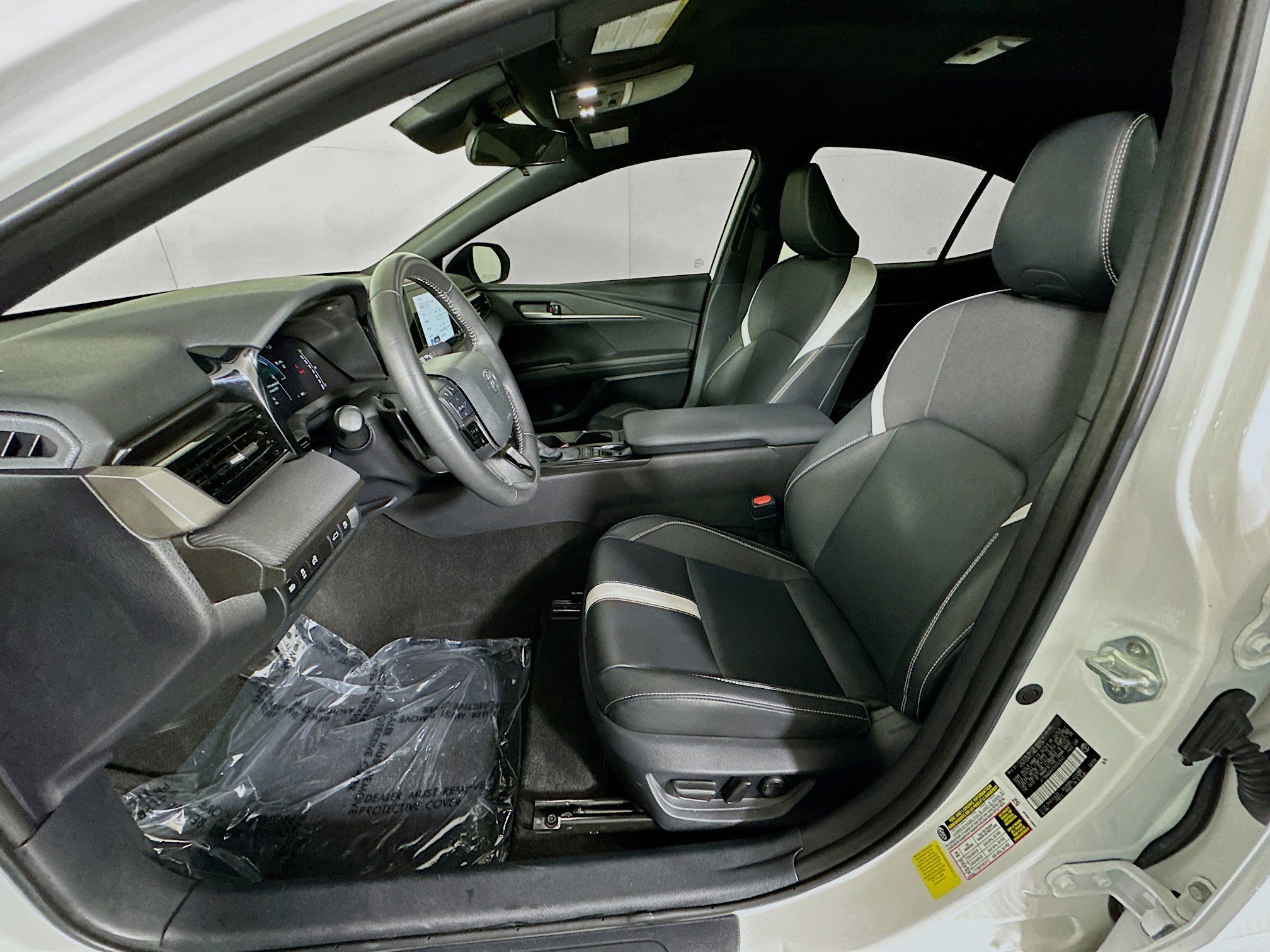 Certified Used 2025 Ice Toyota SE image 12