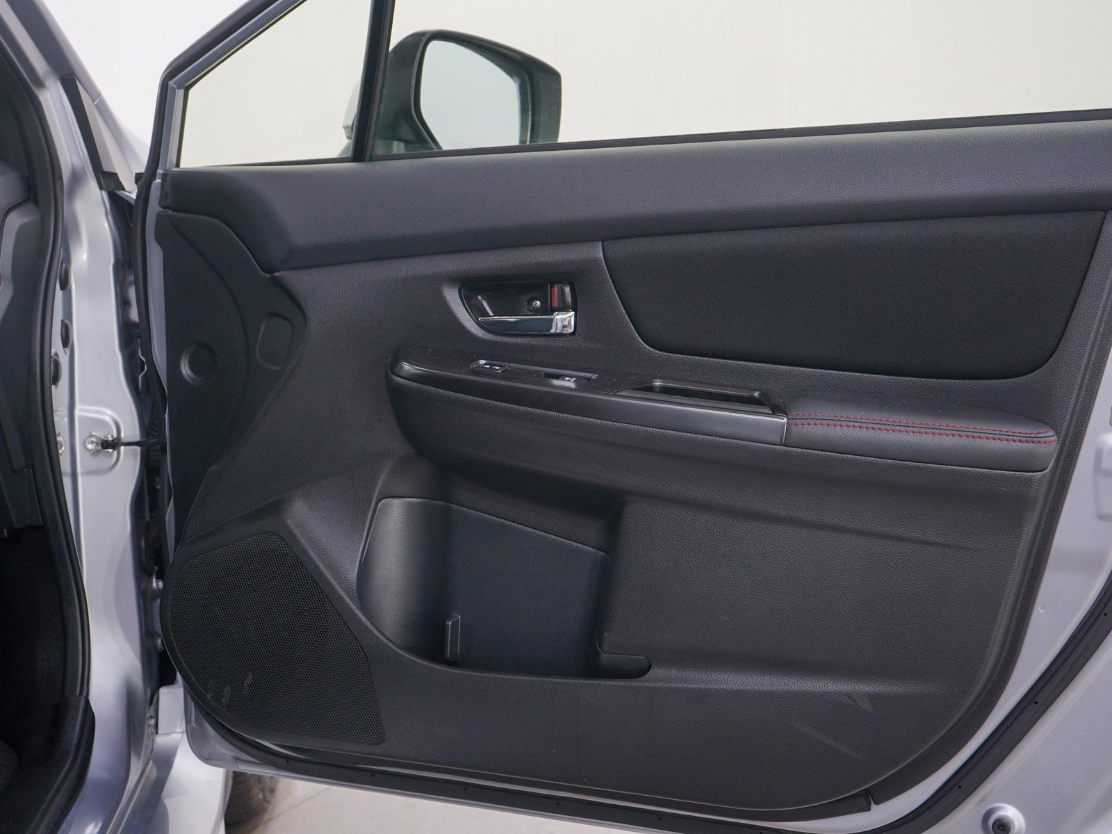 Used 2018 Ice Silver Metallic Subaru  image 9