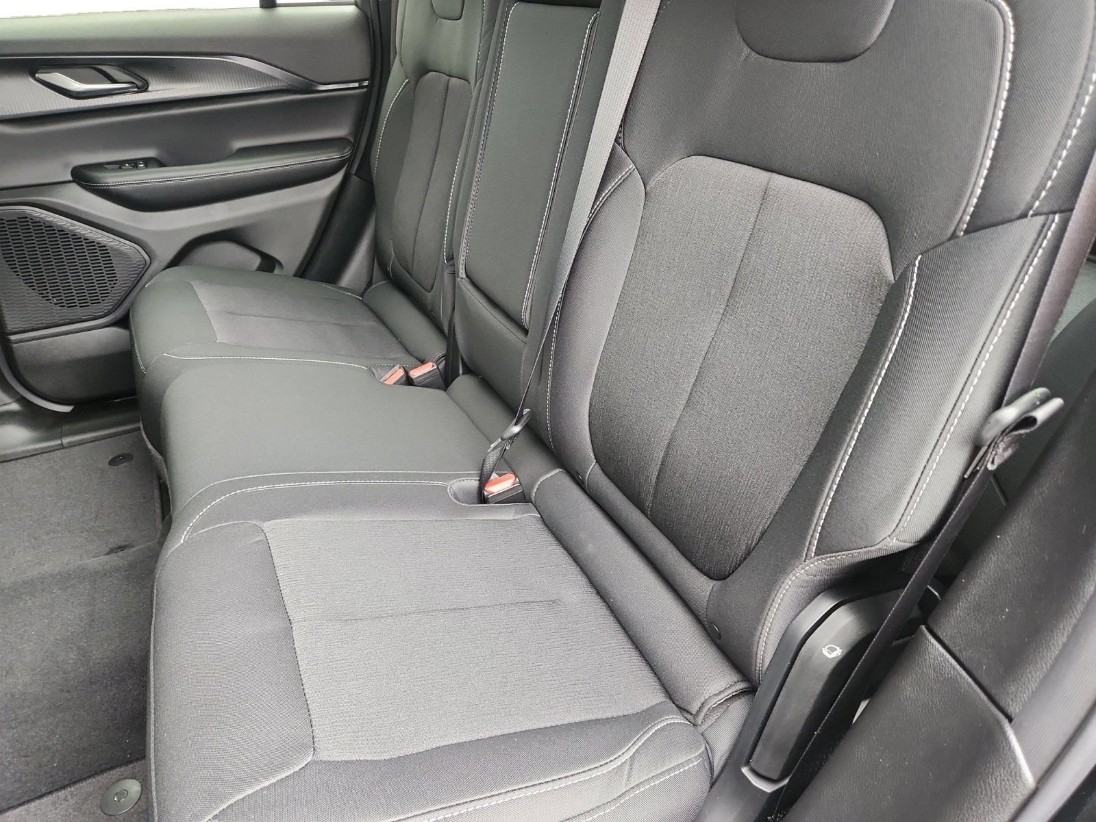 New 2026 Diamond Black Crystal Pearl-Coat Exterior Paint Jeep Laredo image 23