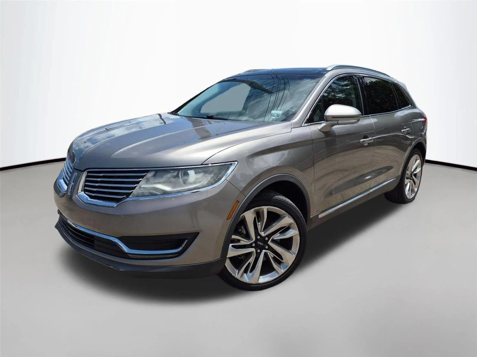 Used 2017 Palladium White Gold Metallic Lincoln Reserve image 1