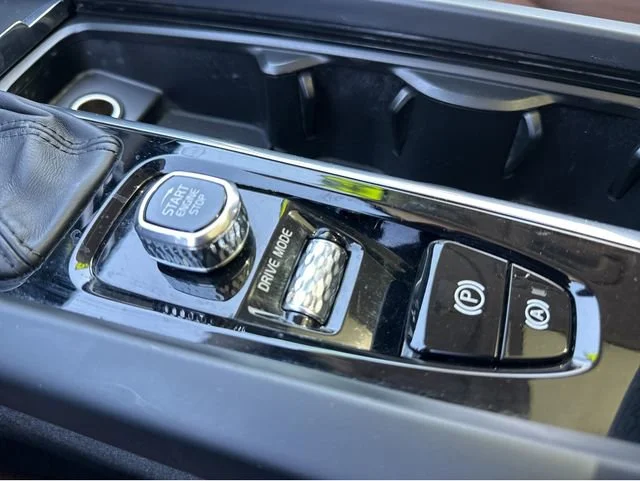 Used 2020 Black Volvo Momentum image 22