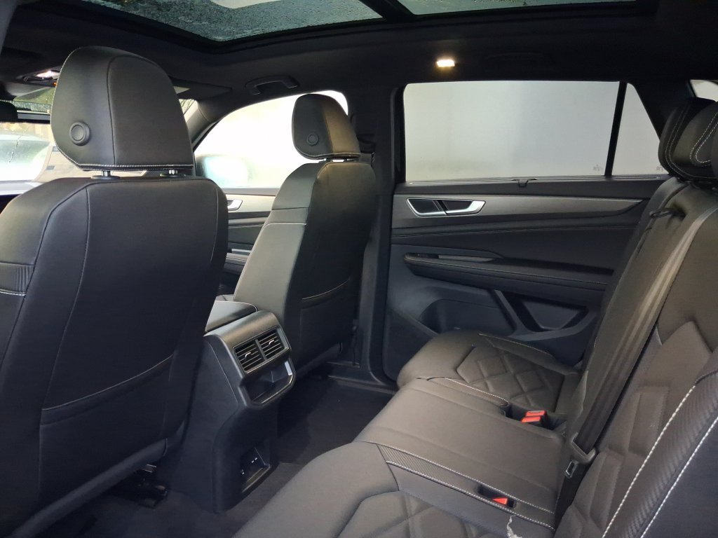 New 2026 Black Volkswagen SE w/Technology image 5