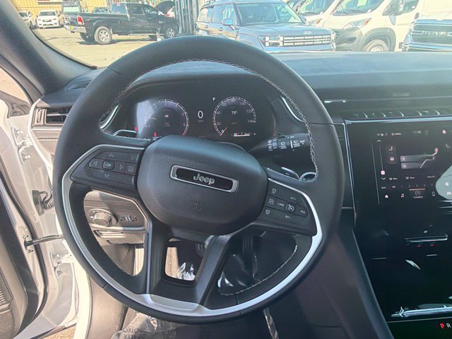 New 2026 Bright White Clear-Coat Exterior Paint Jeep Laredo X image 21