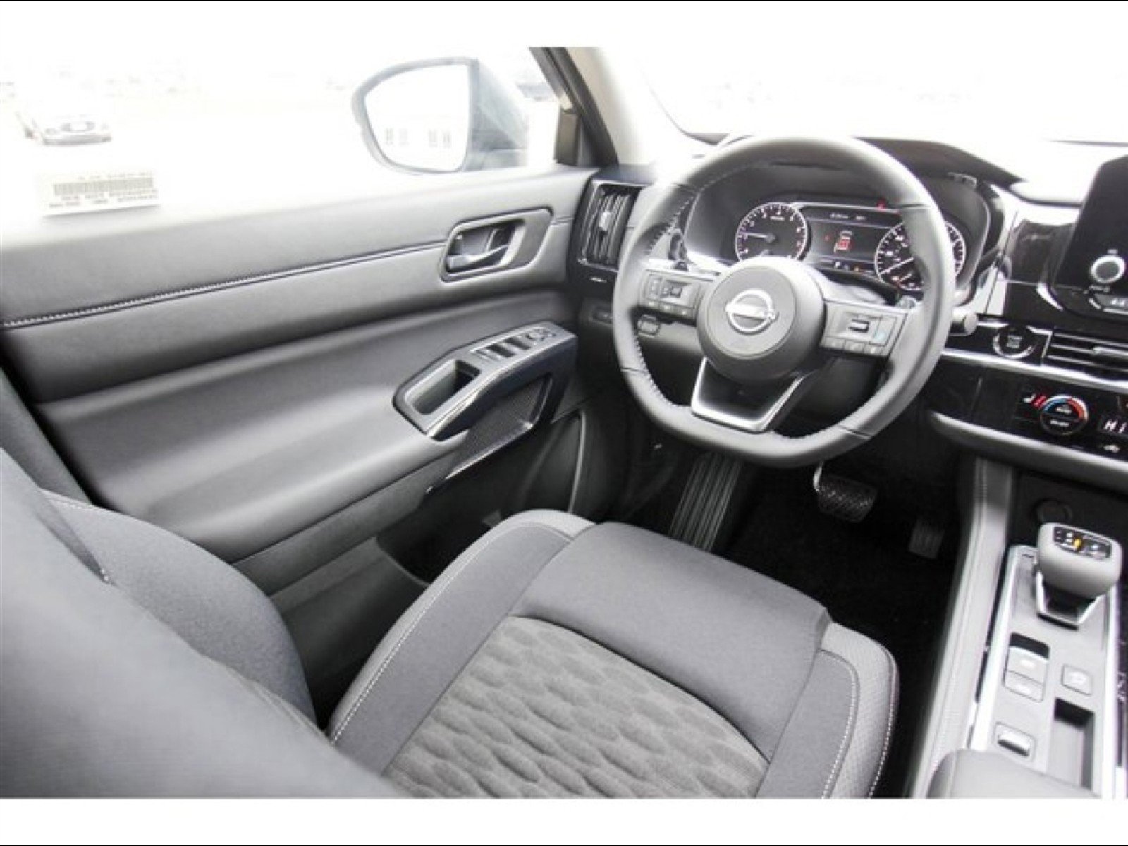 2025 Nissan Pathfinder SV - Photo 7