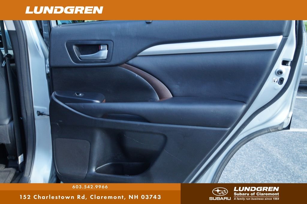 Used 2018 Silver Toyota XLE image 33