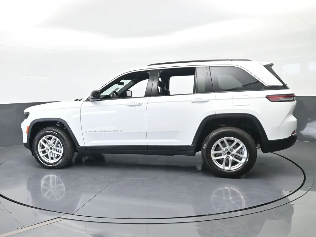 New 2026 Bright White Clear-Coat Exterior Paint Jeep Laredo X image 3