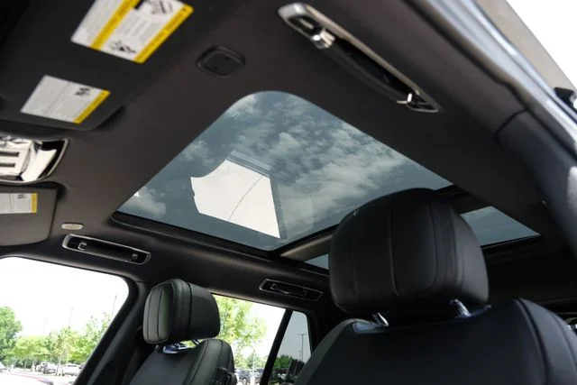 New 2026 Black Land Rover SE image 5