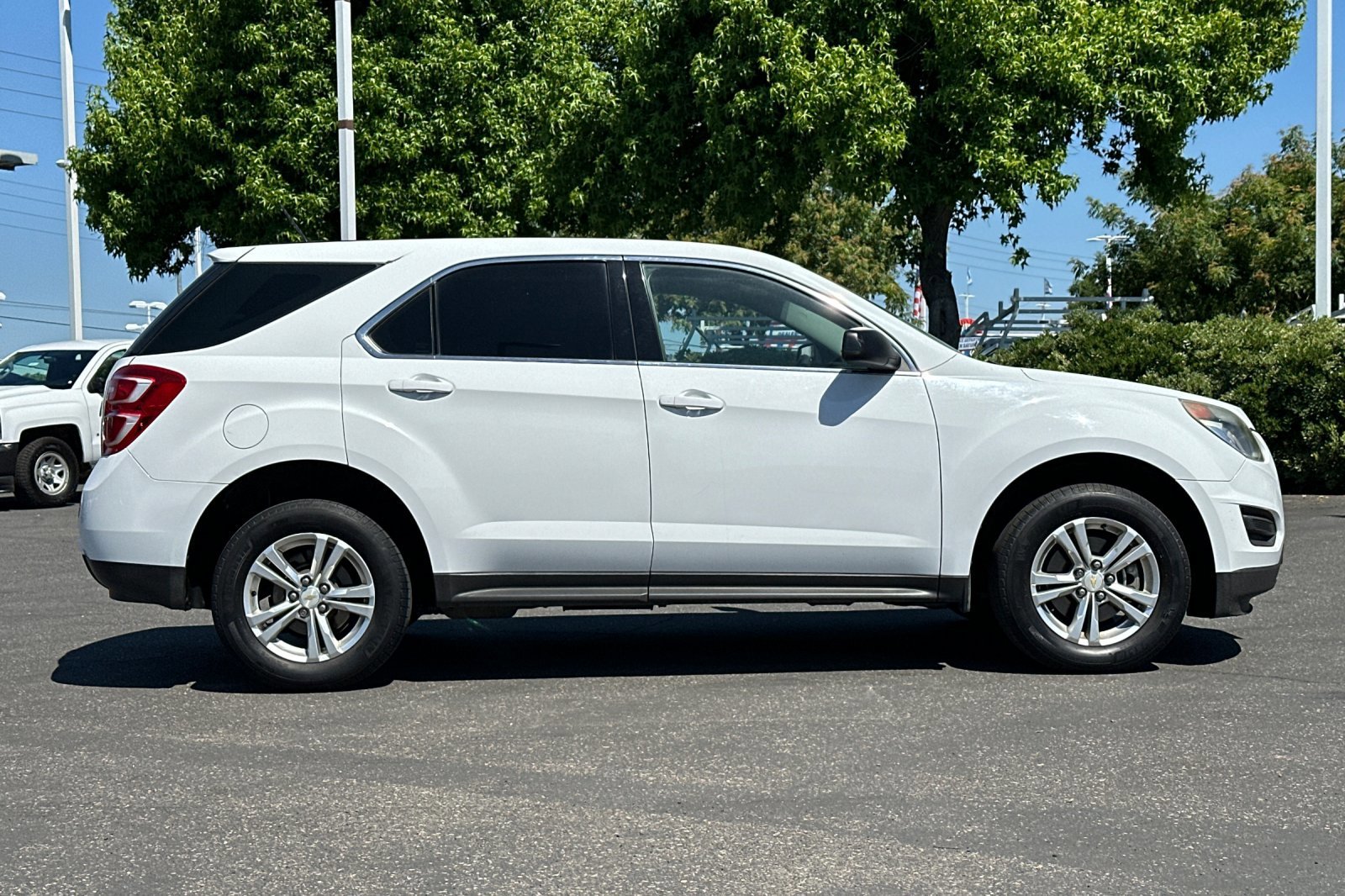 Used 2016 Summit White Chevrolet LS image 3