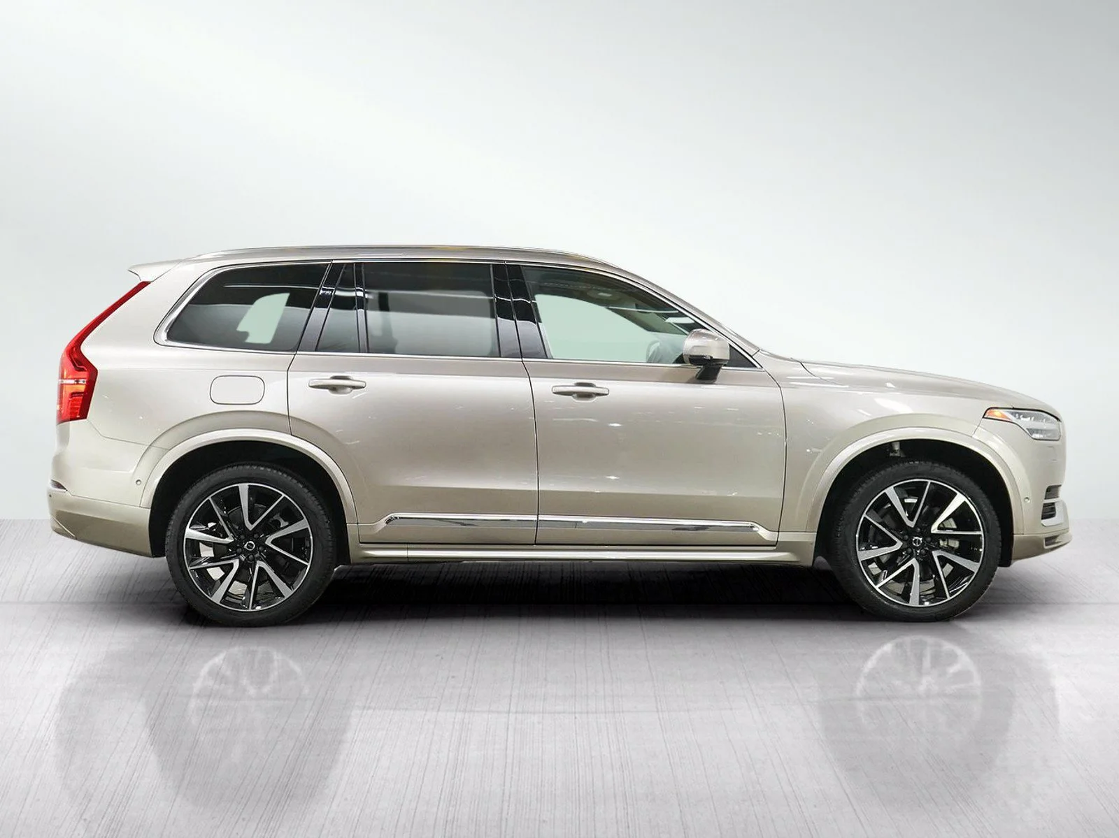 Used 2023 Dusk Metallic Volvo Plus image 6
