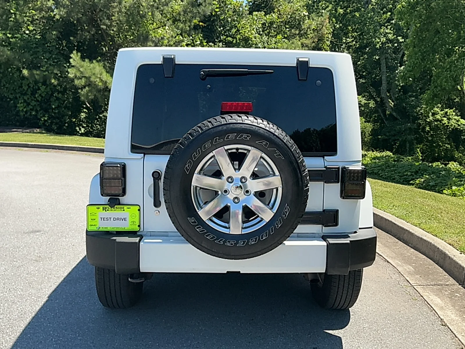Used 2016 Bright White Clearcoat Jeep Sahara image 13