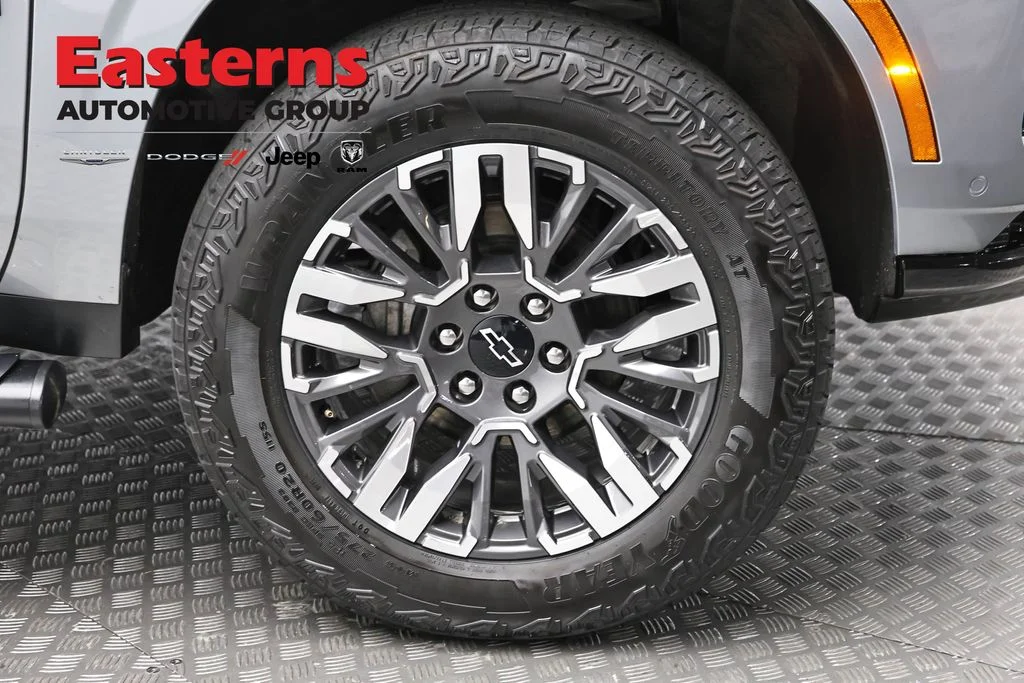 Used 2025 Gray Chevrolet Z71 image 33