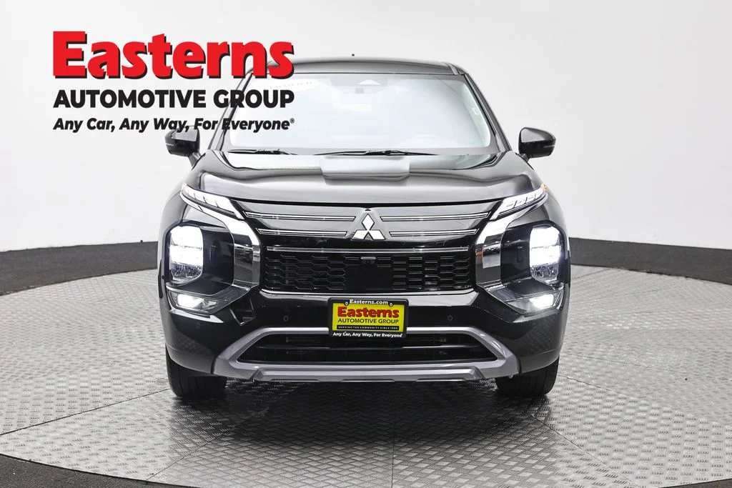 Used 2025 Black Mitsubishi SE image 2