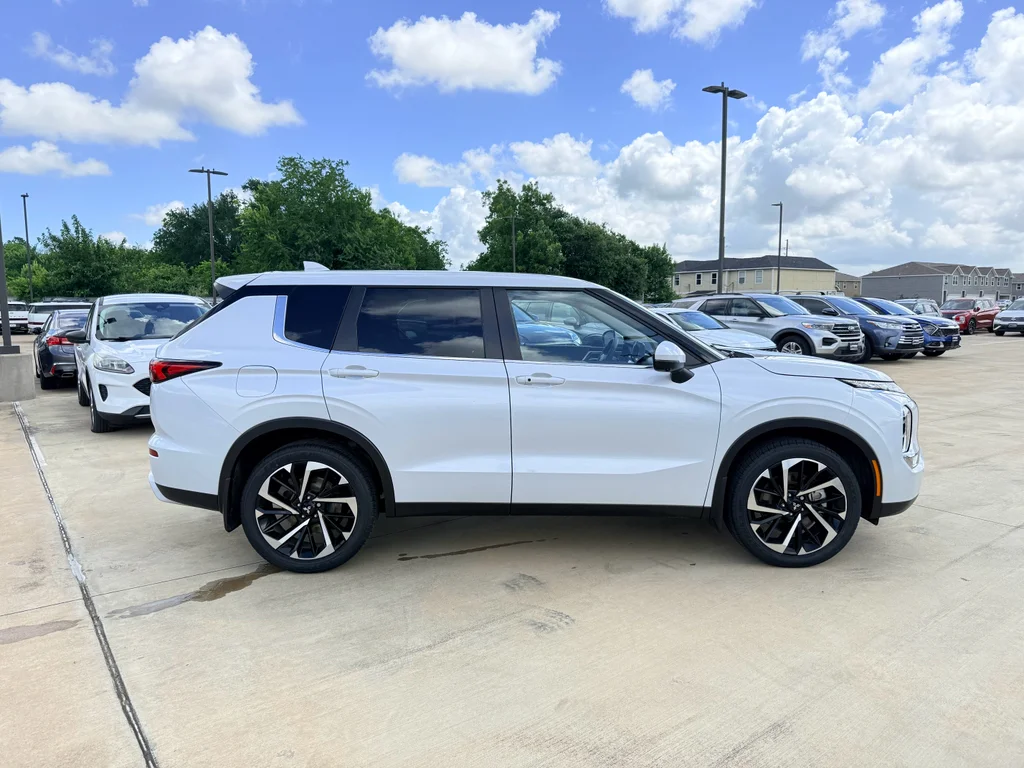 Used 2023  Mitsubishi SE Special Edition image 5
