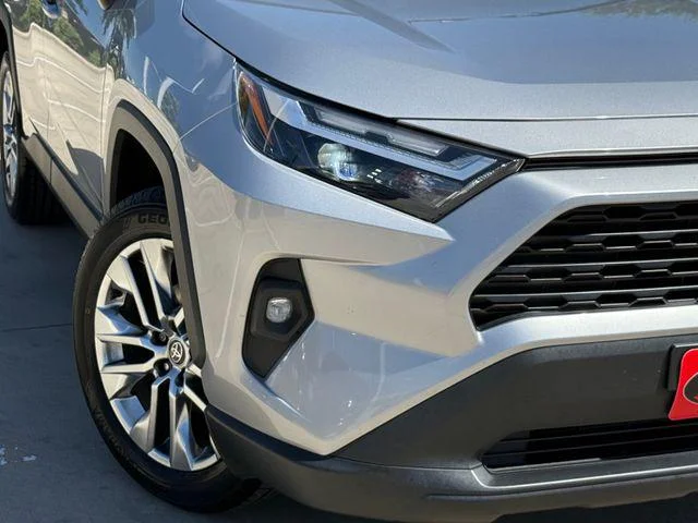 Certified Used 2022 SILVER SKY METALLIC Toyota XLE Premium image 4