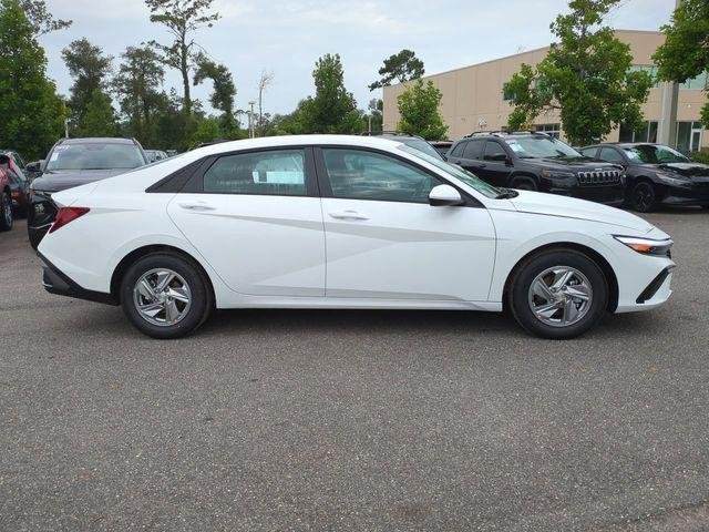 New 2026 White Hyundai SE image 4