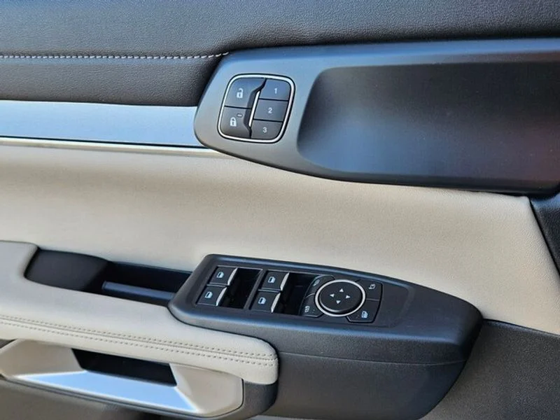 New 2025 Oxford White Ford LARIAT® image 29