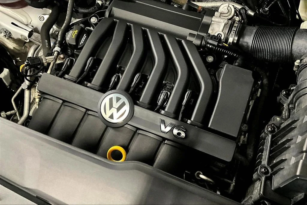 Used 2023 White Volkswagen 3.6L V6 SE w/Technology image 31