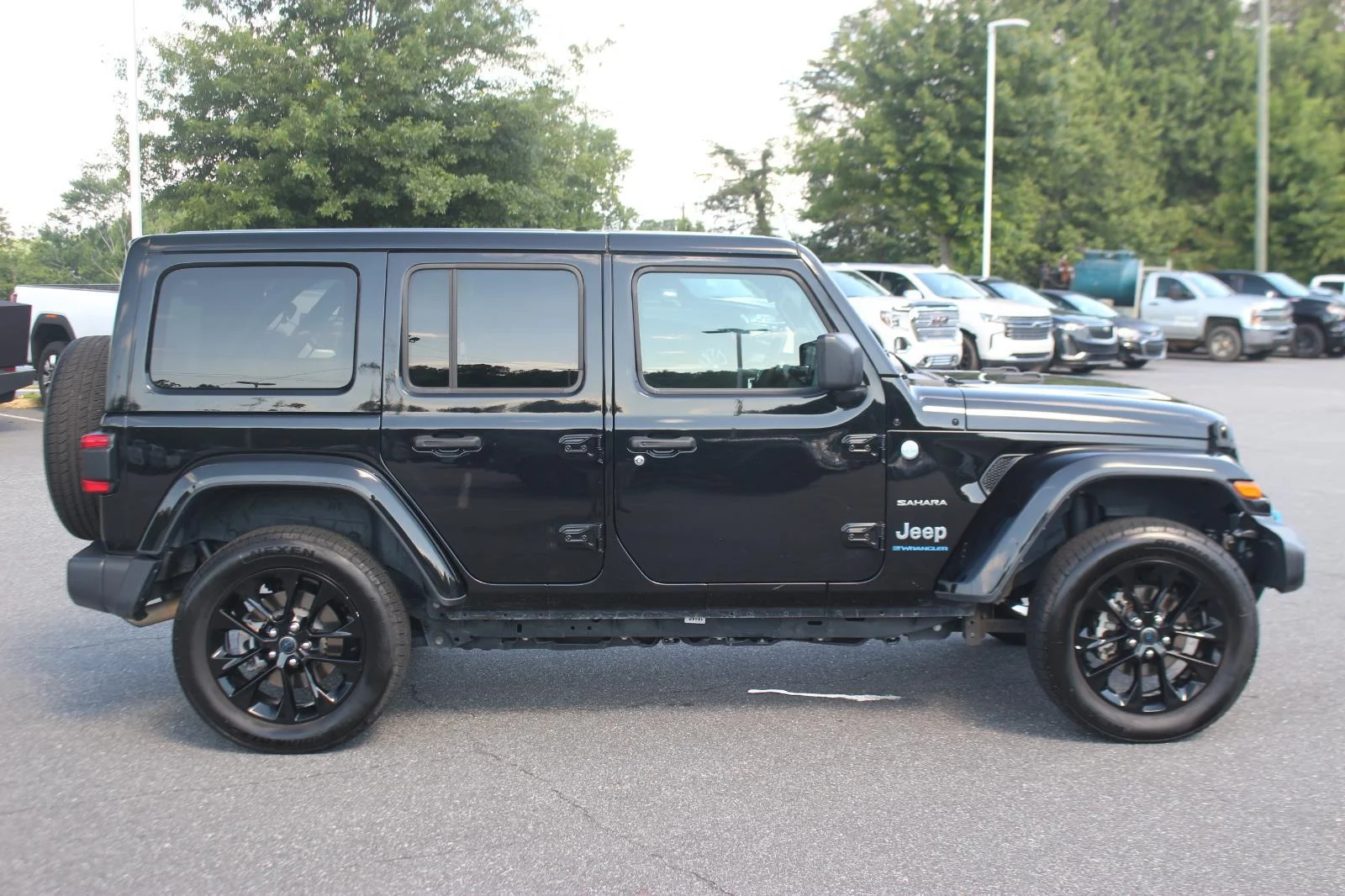 Used 2024  Jeep Sahara image 8