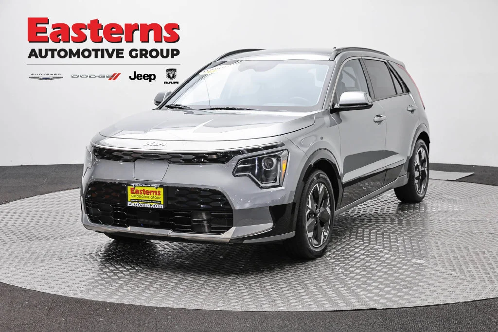 Used 2023 Gray Kia Wind image 1