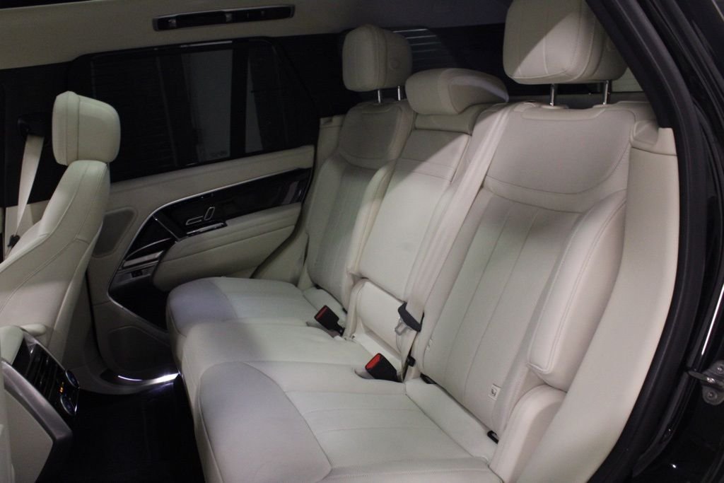 Used 2025  Land Rover SE image 38