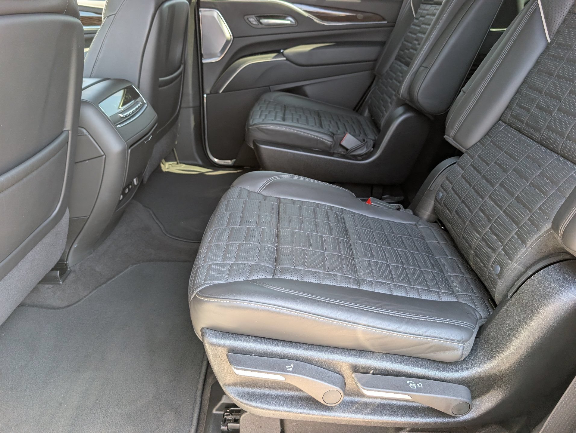 Used 2024 Crystal White Tricoat Cadillac Sport Platinum image 17