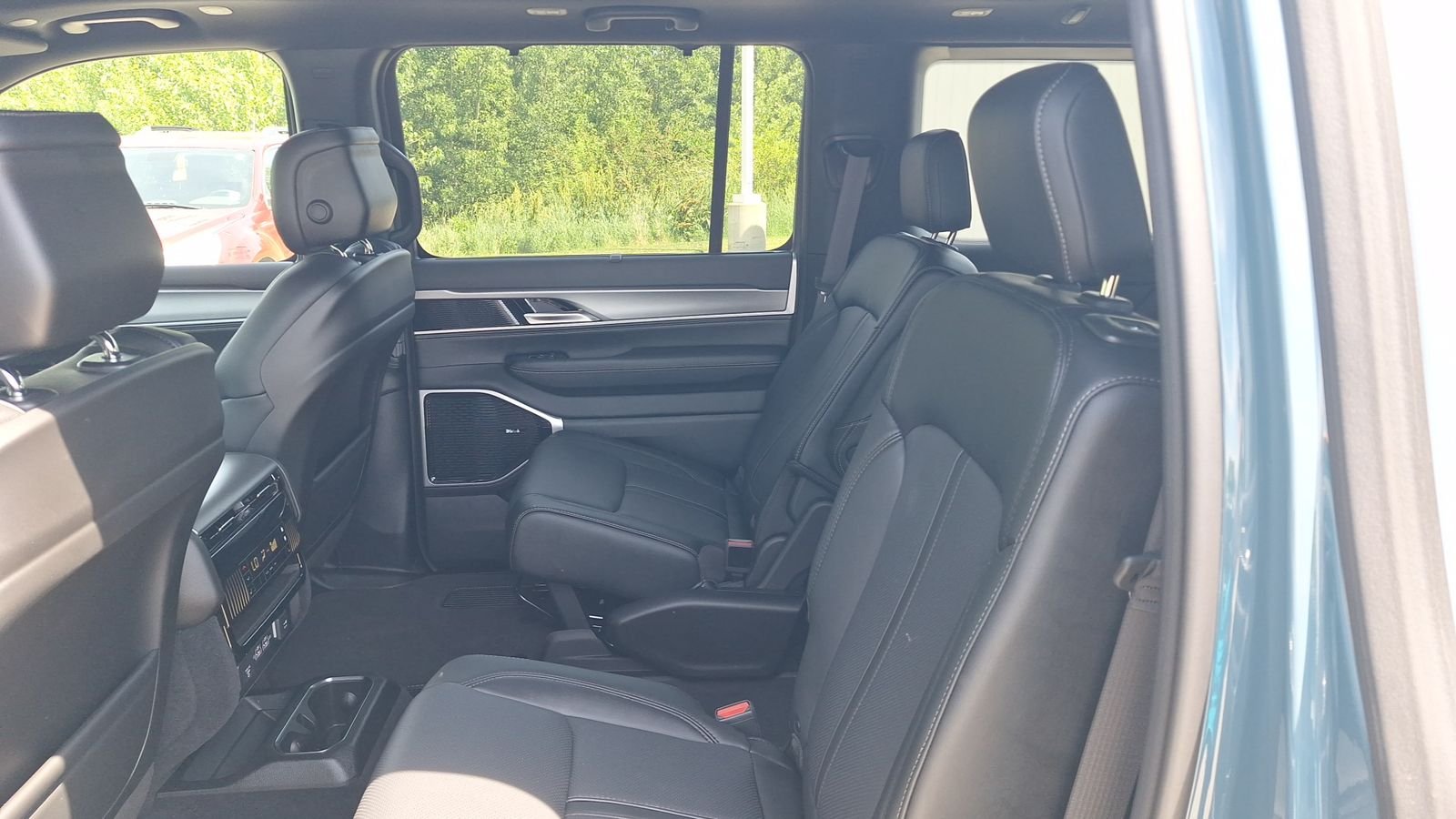 New 2026 Steel Blue Exterior Paint Jeep Limited Reserve image 11