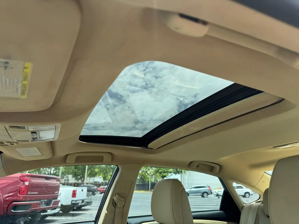 Used 2014 Beige Toyota XLE Premium image 19
