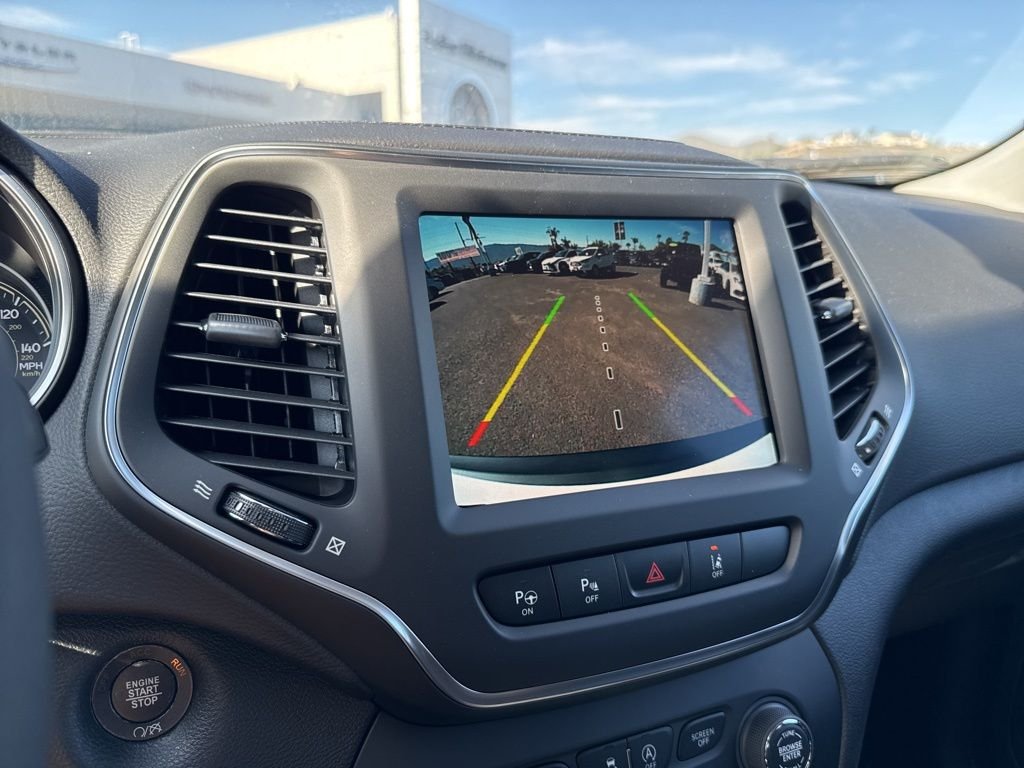 New 2023 Bright White Clear-Coat Exterior Paint Jeep Altitude Lux image 14