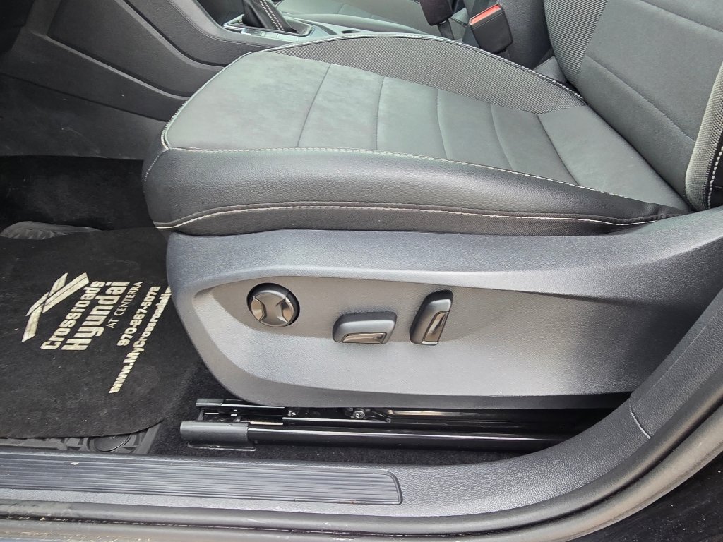 Used 2023 Deep Black Pearl Volkswagen SE image 16